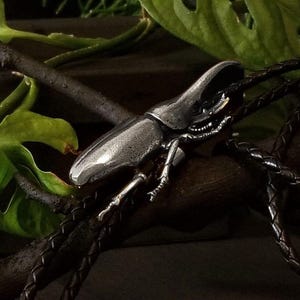 Op de afbeelding: Een witte keramische mok met een zwart handvat en de tekst "But First, Coffee" in een vetgedrukte, zwarte letter. De mok staat tegen een neutrale achtergrond, wat het eenvoudige ontwerp benadrukt.