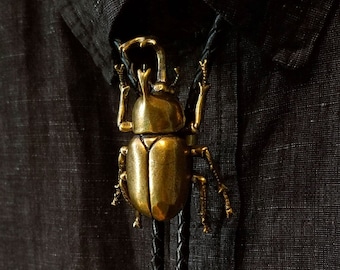 JAPANSE RHINOCEROS - Big Bad Beetle Bolos - Messing Insect Bolo Tie Heren Cadeau Statement Stuk Bug Fashion Gouden Kever Dames Accessoires Natuur