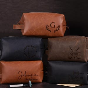 Trousse de toilette personnalisée pour homme, cadeaux de garçons d'honneur, kit Dopp en cuir gravé, cadeau d'anniversaire pour lui, trousse de toilette de voyage, accessoire en cuir pour homme