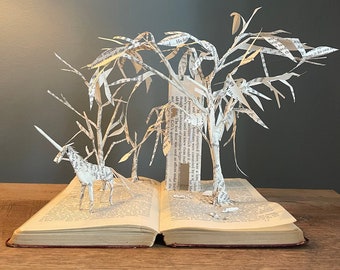 Scultura di libri con unicorno nella foresta - Arte del libro - Modello di paesaggio - Regalo per gli amanti dei libri - Regalo letterario - Lettori di matrimonio per anniversario di compleanno