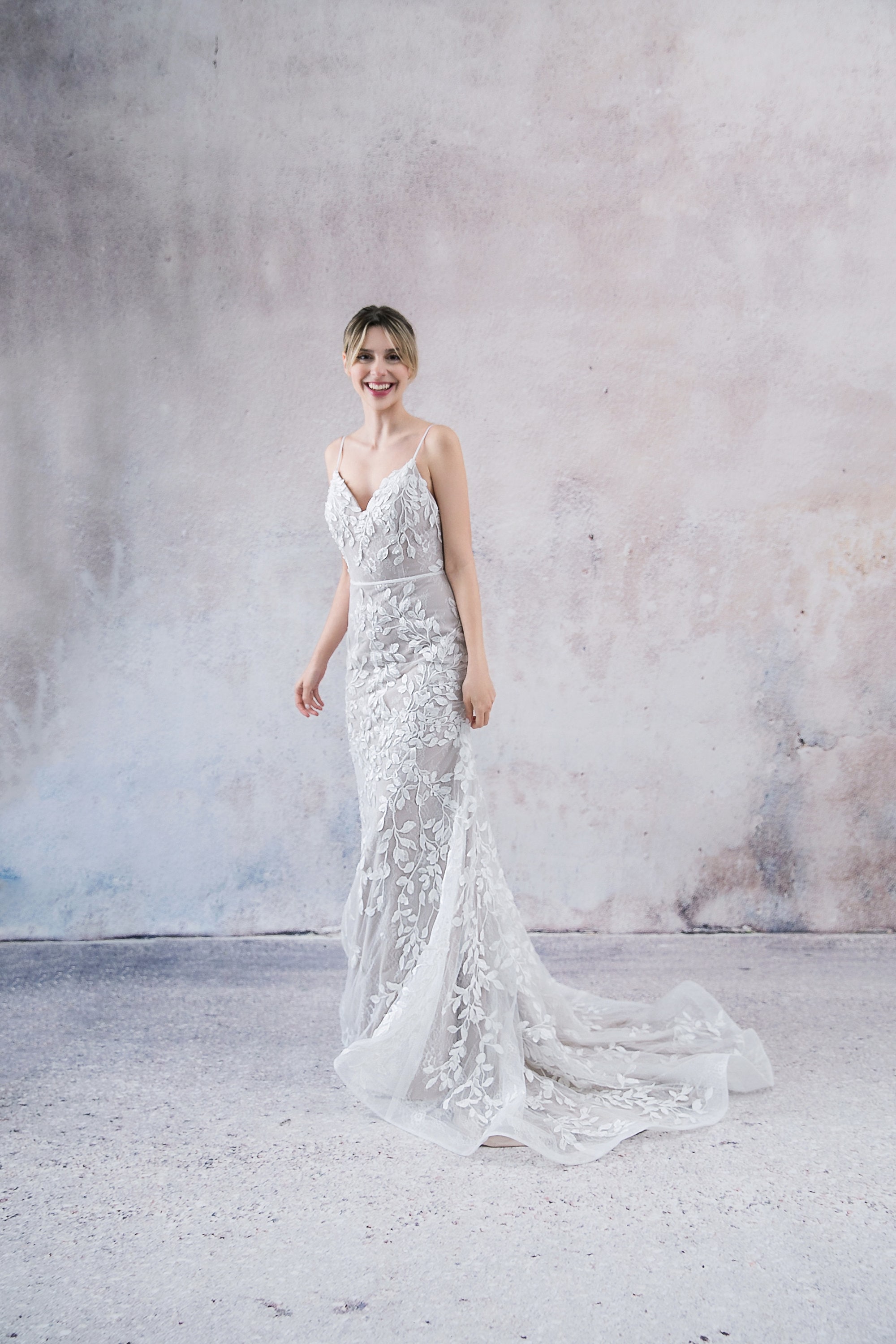 wedding dress with leaf design Leaf Lace Wedding Dresses Backless Luxury Bridal Gowns Uniques Noivas ZW376