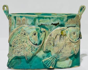 青い花模様の陶器の壺 青い花が描かれた蓋付き壺（