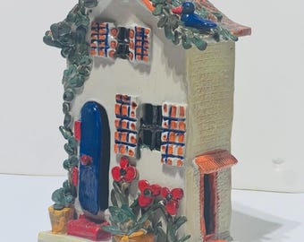Miniatur Keramikhaus mit Vogel und Blumen - handgefertigt & glasiert