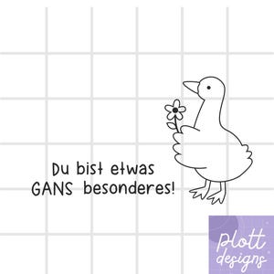 Op de afbeelding: Een zwart-witte lijntekening van een gans die een bloem vasthoudt. De tekst "Du bist etwas GANS besonderes!" staat onder de gans. De tekst "plott designs" staat in een paarse cirkel rechtsonder.