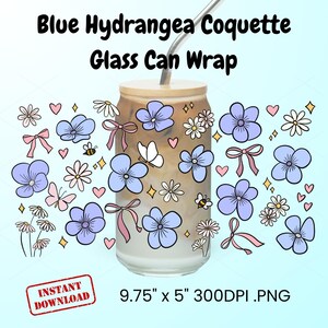 Può includere: Un involucro per lattine di vetro con un design di fiori di ortensia blu, fiocchi, farfalle e margherite. Il testo "Blue Hydrangea Coquette Glass Can Wrap" è visualizzato in alto. Dimensioni: circa 24,77 cm x 12,7 cm.