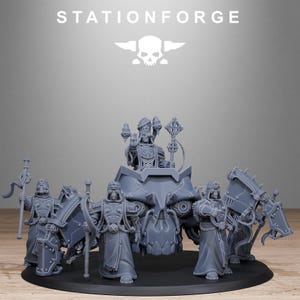 Könnte beinhalten: Ein graues Miniaturmodell einer religiösen Prozession, mit einer zentralen Figur auf einem schädelartigen Thron, umgeben von gewandeten Figuren mit Stäben und Schilden. Der Text "STATIONFORGE" und ein Totenkopf-Logo befinden sich oben.