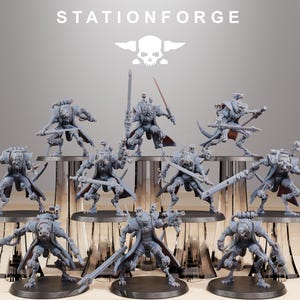 Op de afbeelding: Een verzameling grijze miniatuurfiguren, elk met een futuristische krijger met wapens. De figuren zijn gerangschikt op transparante stands en een donkere ondergrond. De tekst "STATIONFORGE" staat bovenaan de afbeelding.
