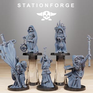 Könnte beinhalten: Eine Sammlung grauer Miniaturfiguren, die jeweils bekleidete Figuren mit verschiedenen Accessoires darstellen. Die Figuren sind auf transparenten Ständern montiert. Der Text "STATIONFORGE" und ein Totenkopf-Logo sind oben sichtbar.