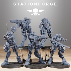 Könnte beinhalten: Mehrere graue Miniatur-Roboterfiguren mit Waffen, die auf schwarzen Sockeln stehen. Die Figuren befinden sich in verschiedenen Posen, einige halten große Waffen. Das Wort "STATIONFORGE" steht oben im Bild, zusammen mit einem Totenkopf- und gekreuzten Knochen-Logo.