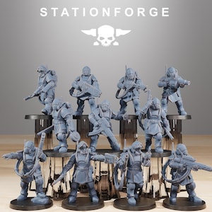 Puede incluir: Colección de figuras en miniatura grises de soldados, cada una con armadura y armamento detallados. Las figuras están dispuestas sobre una plataforma escalonada, con el texto "STATIONFORGE" y un logotipo de calavera en la parte superior.