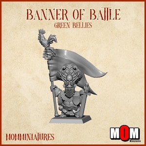 以下が含まれることがあります： 旗を持っている戦士のミニチュアフィギュア。「BANNER OF BATTLE」と「GREEN BELLIES」と書かれたバナー。戦士は鎧を着て剣を持っています。旗竿の上には雄鶏が止まっています。