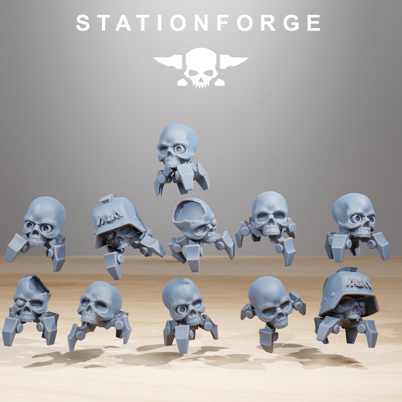 Pu&ograve; includere: Una collezione di miniature a forma di teschio blu chiaro con gambe meccaniche. Alcuni teschi hanno elmetti. La parola "STATIONFORGE" &egrave; in alto, insieme a un logo a forma di teschio. Le miniature sono probabilmente per giochi da tavolo o modellismo.
