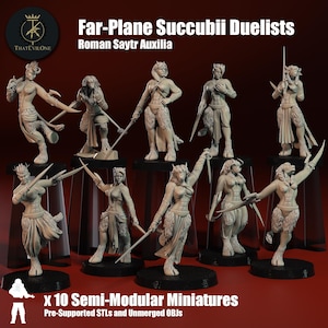 Può includere: Dieci miniature semi-modulari di guerriere succubi stampate in 3D, di colore grigio. Le miniature sono in varie pose di combattimento e impugnano spade e pugnali. Il testo "Far-Plane Succubii Duelists" e "Roman Saytr Auxilia" è nella parte superiore dell'immagine. Il testo "x 10 Semi-Modular Miniatures" e "Pre-Supported STLs and Unmerged OBJs" è nella parte inferiore dell'immagine.