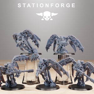 Könnte beinhalten: Mehrere graue Miniaturfiguren mit mechanischen Flügeln und Waffen werden gezeigt. Die Figuren stehen auf schwarzen Sockeln, darüber steht der Text "STATIONFORGE" und ein Totenkopf-Logo. Die Figuren scheinen Teil eines Tabletop-Spiels oder eines Modellbausatzes zu sein.