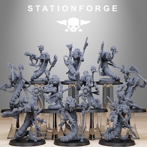 Könnte beinhalten: Eine Sammlung grauer, futuristisch aussehender Figuren, möglicherweise für Tabletop-Spiele. Die Figuren haben einen wurmartigen Körper mit mechanischen Anbauten, Waffen und schädelartigen Details. Der Text "STATIONFORGE" und ein Totenkopf-Logo befinden sich oben.