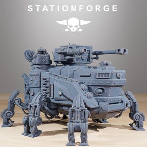 Könnte beinhalten: Ein graues, detailliertes Modell eines panzerartigen Fahrzeugs mit mehreren gelenkigen Beinen. Das Modell hat eine große Kanone und verschiedene mechanische Komponenten. Der Text "STATIONFORGE" und ein Totenkopf-Logo sind oben sichtbar.