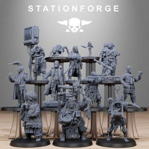 Op de afbeelding: Een verzameling grijze miniatuurfiguren, waaronder soldaten en andere personages, op zwarte platforms. De afbeelding toont de tekst "STATIONFORGE" en een schedellogo erboven.