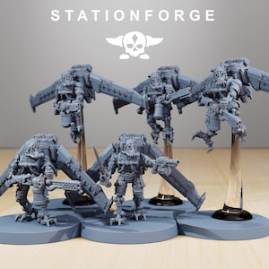 Könnte beinhalten: Mehrere graue Miniaturfiguren mit mechanischen Flügeln und Waffen werden auf kreisförmigen Sockeln präsentiert. Die Figuren weisen detaillierte Rüstungen und Gasmasken auf, mit dem Text "STATIONFORGE" und einem Totenkopf-Logo im Hintergrund.