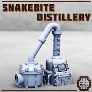 Puede incluir: Un modelo 3D impreso de una destilería industrial gris con una tubería grande y un tanque cilíndrico con una ventana redonda y una serie de respiraderos. El modelo está etiquetado como "Snakebite Distillery".