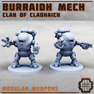 Può includere: Due miniature grigie di Burraidh Mech del Clan of Cladhaich, con armi modulari. Una ha un artiglio, l'altra una mitragliatrice. Il testo "Modular Weapons" è in basso.