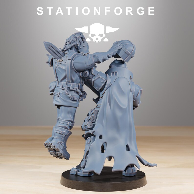 Puede incluir: Una figura en miniatura gris que representa a dos figuras en combate. Una figura sostiene una espada, la otra lleva un casco. La figura est&aacute; sobre una base negra. El texto "STATIONFORGE" est&aacute; en la parte superior de la imagen.