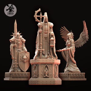 Peut inclure: Trois statues miniatures détaillées de personnages en robes à capuchon, chacune debout sur une base en pierre aux sculptures complexes. Les personnages tiennent divers objets, dont une lanterne, une épée et un livre.