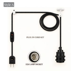 Peut inclure: Un kit de cordon électrique noir recouvert de tissu, étiqueté Style A, comprenant une douille E26, un interrupteur à bascule noir et un crochet de plafond blanc. Le cordon est enroulé et un encart circulaire montre l'intérieur de la douille E26.