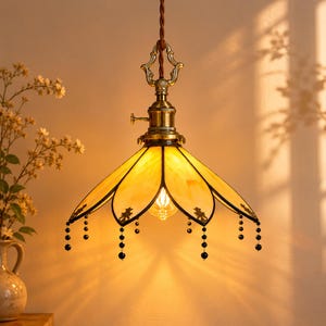Suspension à brancher, lampe à suspendre en vitrail avec franges perlées pour coin lecture et petit-déjeuner
