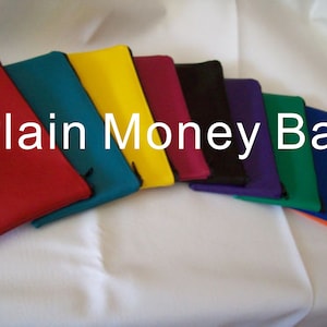 Może przedstawiać: Kolekcja kolorowych, prostokątnych torebek na pieniądze w różnych odcieniach, w tym czerwonym, turkusowym, żółtym i fioletowym. Każda torba ma zapięcie na zamek błyskawiczny i jest prezentowana na białym tle. Na zdjęciu widnieje napis "Plain Money Bag".