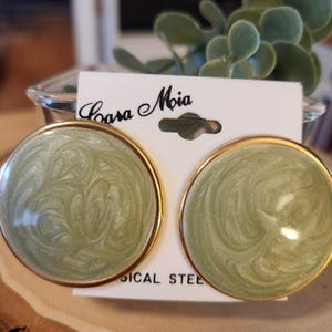 Vintage 80's retro Cara Mia round circle mint green paint swirl big stud pierced earrings gold tone