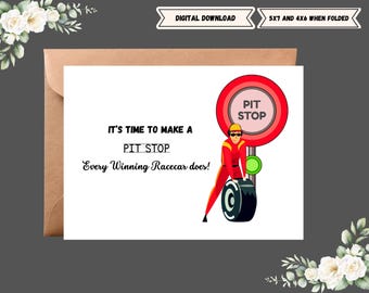 Peut inclure: Une carte de vœux sur le thème de la course automobile. La carte présente une illustration de dessin animé d'un pilote de course et d'un panneau d'arrêt au stand. Le texte sur la carte se lit comme suit : "IL EST TEMPS DE FAIRE UN ARRÊT AU STAND. Chaque voiture de course gagnante le fait !" La carte est dans une enveloppe brune.