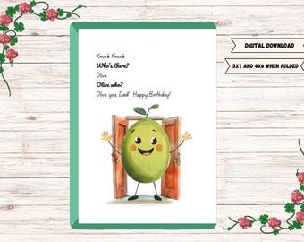 Peut inclure: Une carte de vœux imprimable avec un personnage de dessin animé d'olive verte tenant une porte ouverte. La carte dit "Knock Knock, Who's there? Olive. Olive who? Olive you, Dad! Happy Birthday!"