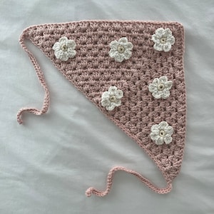 bandana marguerite au crochet, bandana en tricot fleuri, écharpe pour cheveux style cottage, bandeau en coton, accessoire pour cheveux au choix rose, bleu, vert, jaune image 1