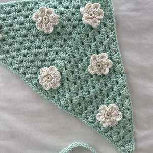 bandana marguerite au crochet, bandana en tricot fleuri, écharpe pour cheveux style cottage, bandeau en coton, accessoire pour cheveux au choix rose, bleu, vert, jaune image 5