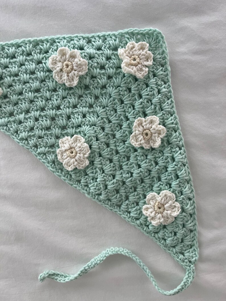 bandana marguerite au crochet, bandana en tricot fleuri, écharpe pour cheveux style cottage, bandeau en coton, accessoire pour cheveux au choix rose, bleu, vert, jaune image 5