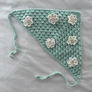 bandana marguerite au crochet, bandana en tricot fleuri, écharpe pour cheveux style cottage, bandeau en coton, accessoire pour cheveux au choix rose, bleu, vert, jaune Bleu