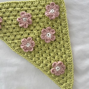 bandana marguerite au crochet, bandana en tricot fleuri, écharpe pour cheveux style cottage, bandeau en coton, accessoire pour cheveux au choix rose, bleu, vert, jaune image 7