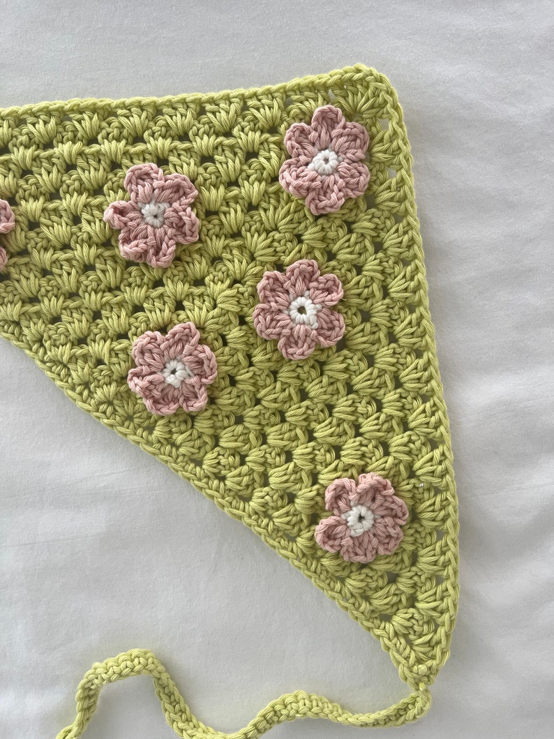 bandana marguerite au crochet, bandana en tricot fleuri, écharpe pour cheveux style cottage, bandeau en coton, accessoire pour cheveux au choix rose, bleu, vert, jaune image 7