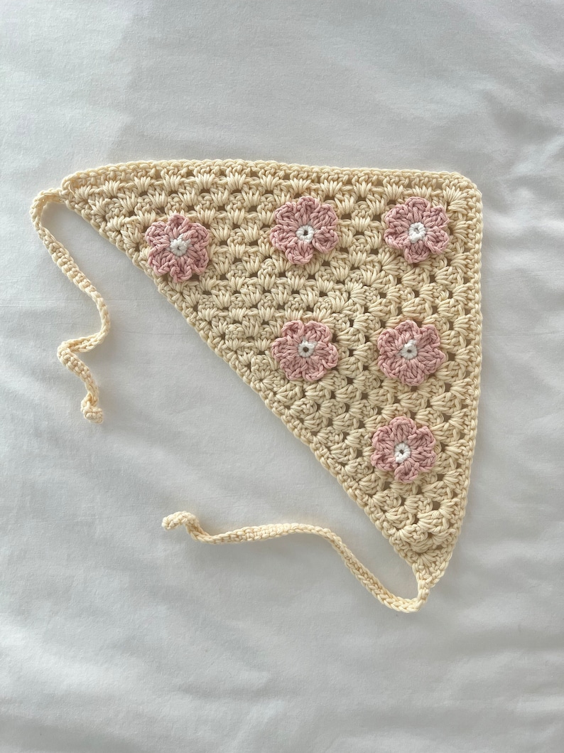 bandana marguerite au crochet, bandana en tricot fleuri, écharpe pour cheveux style cottage, bandeau en coton, accessoire pour cheveux au choix rose, bleu, vert, jaune Jaune