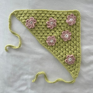 bandana marguerite au crochet, bandana en tricot fleuri, écharpe pour cheveux style cottage, bandeau en coton, accessoire pour cheveux au choix rose, bleu, vert, jaune Vert