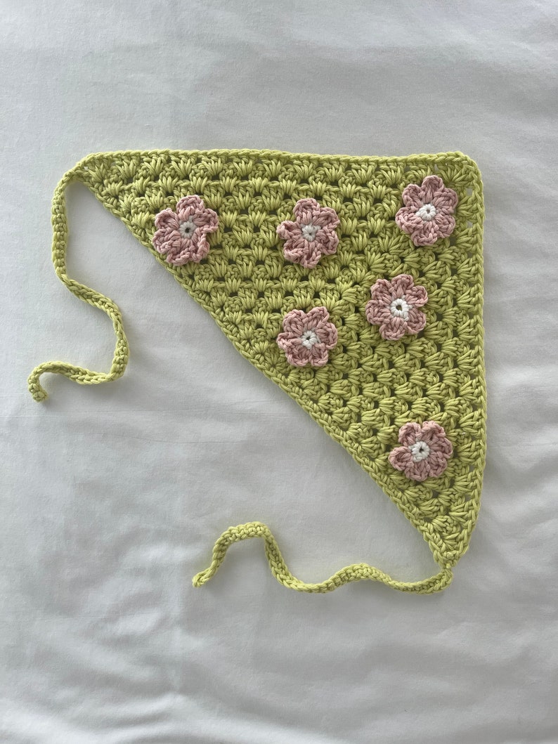 bandana marguerite au crochet, bandana en tricot fleuri, écharpe pour cheveux style cottage, bandeau en coton, accessoire pour cheveux au choix rose, bleu, vert, jaune Vert