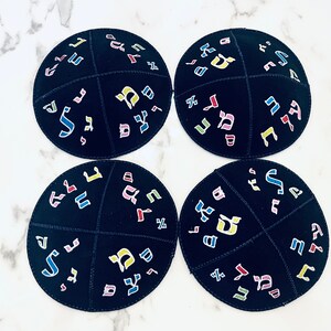 4er Pack Holzkohle Wildleder Kippah mit Hebräischen Alphabet: