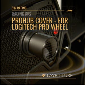 以下が含まれることがあります： 黒いレーシングリグコンポーネントのクローズアップ。テキストは「PROHUB COVER - FOR LOGITECH PRO WHEEL」と表示されています。コンポーネントは、テクスチャ加工された表面と、カーボンファイバーアクセントを備えた円筒形デザインです。「SIM RACING」と「RACING RIG」の文字も表示されています。