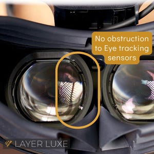 Puede incluir: Primer plano de un visor de realidad virtual con dos lentes transparentes. Las lentes están posicionadas de modo que no haya obstrucción a los sensores de seguimiento ocular. El texto "No obstruction to Eye tracking sensors" es visible en la imagen.