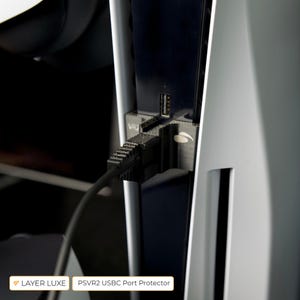 PSVR2 USB-C Port Schutz und Kabelführung | Passend für PS5 OG, PS5 Slim & PS5 Pro | USB-C Port Schoner | VR Zugentlastung Kabel | Playstation 5