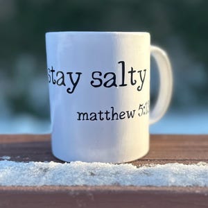 Stay Salty-kaffemugg, kristen kaffemugg 340 g, bibelversmugg, keramisk bibelmugg, bibelstudiegåva med Matteus 5:13, diskmaskinssäker