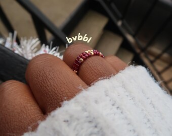 Juego de dos anillos de cuentas de frambuesa y oro, pequeños regalos, regalos para calcetines navideños, delicados anillos de cuentas de semillas, joyería minimalista apilable.