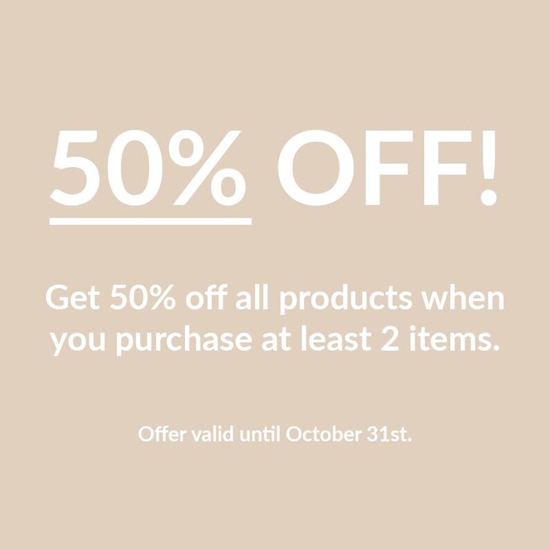 K&ouml;nnte beinhalten: Eine wei&szlig;e Textgrafik auf hellbraunem Hintergrund. Der Text lautet "50% OFF!" mit einem Strich unter der 50. Unter dem Text befindet sich eine wei&szlig;e Textbeschreibung mit dem Inhalt "Erhalten Sie 50% Rabatt auf alle Produkte, wenn Sie mindestens 2 Artikel kaufen. Angebot g&uuml;ltig bis zum 31. Oktober."
