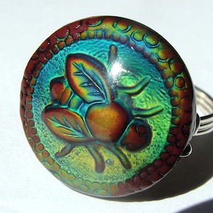 Anillo de abeja carmesí con diseño de abeja que cambia de color, con alambre envuelto en plata de ley.