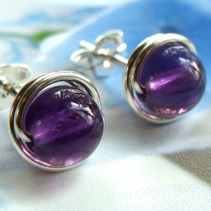 Pendientes de amatista, pendientes de amatista de 6 mm y 8 mm, pendientes de piedra natal, envueltos en alambre de plata de ley.